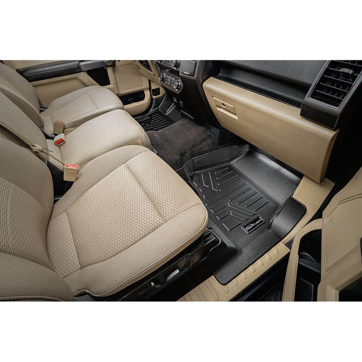 Tapetes SmartCoverage™ a medida para Ford F-150 SuperCrew Cab 2015-2025 con primera fila de asientos tipo banca (sin OTH), piso de vinilo y almacenamiento debajo del segundo asiento trasero.