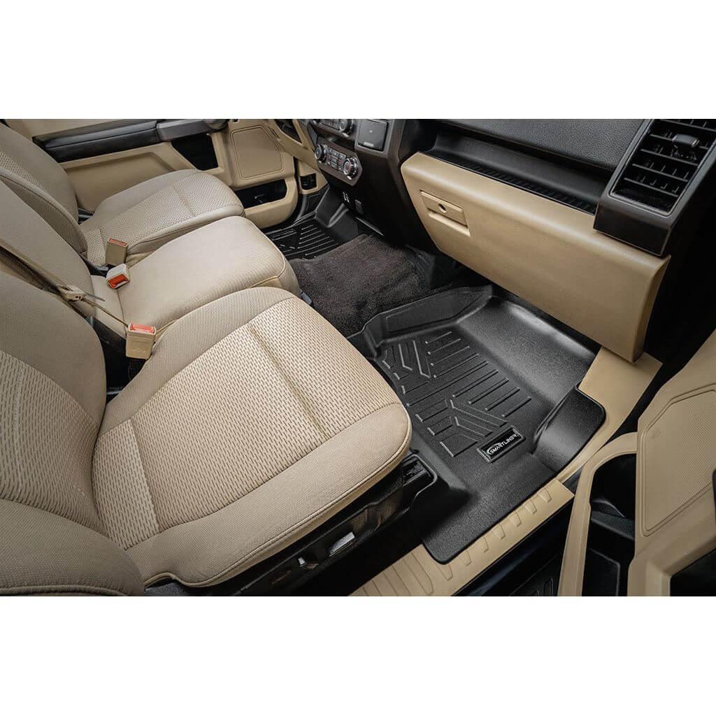 Tapetes SMARTLINER a medida para Ford F-150 SuperCab 2015-2025 con asientos individuales en la primera fila y piso alfombrado.
