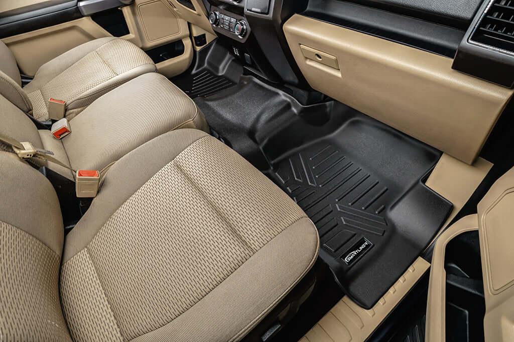 Tapetes SmartCoverage™ a medida para Ford F-150 SuperCrew Cab 2015-2025 con asiento corrido en la primera fila y sin almacenamiento debajo del asiento en la segunda fila.