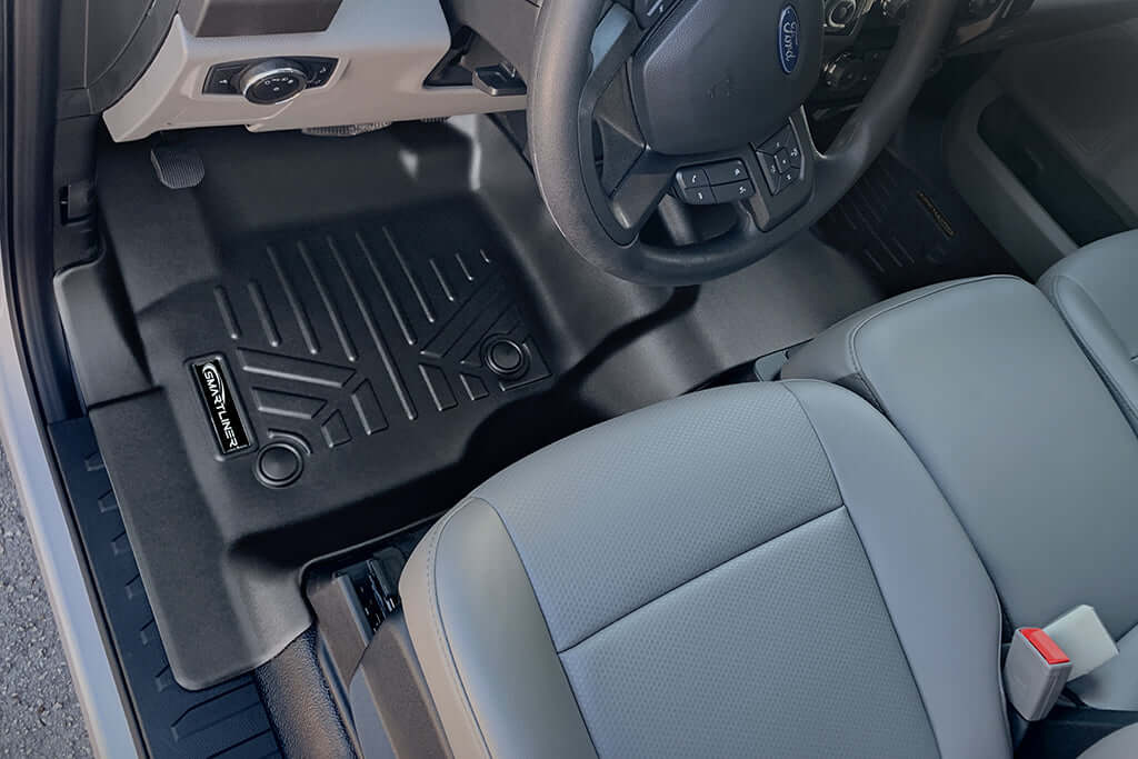 Tapetes SMARTLINER a medida para Ford Super Duty Crew 2017-2024 con piso de vinilo. Cobertura total de la primera fila.