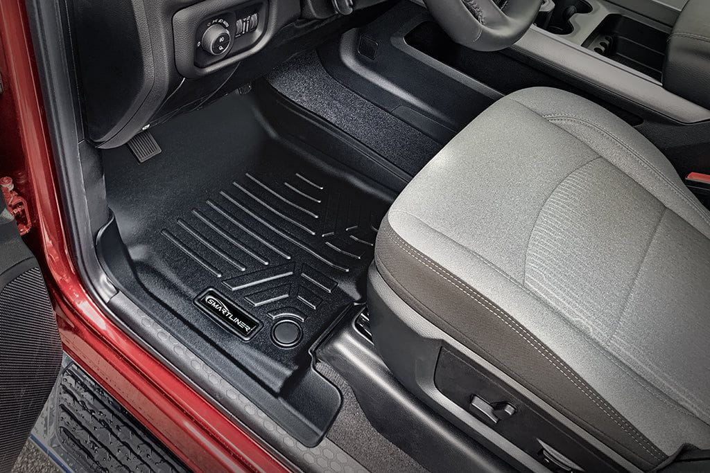 Tapetes SMARTLINER a medida para Ram 2500/3500 Crew Cab 2019-2024 con asientos individuales o tipo banca en la primera fila.