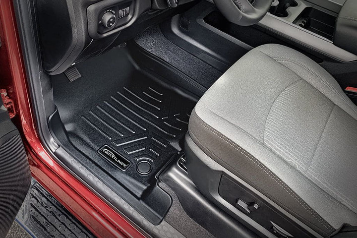 Tapetes SMARTLINER a medida para Ram 2500/3500 Crew Cab 2019-2024 con asientos individuales o tipo banca en la primera fila.