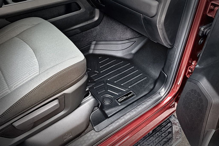 Tapetes SMARTLINER a medida para Ram 2500/3500 Crew Cab 2019-2024 con asientos individuales o tipo banca en la primera fila.